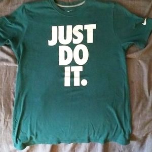 Nike Tee🛑browse my closet for more nike and save
